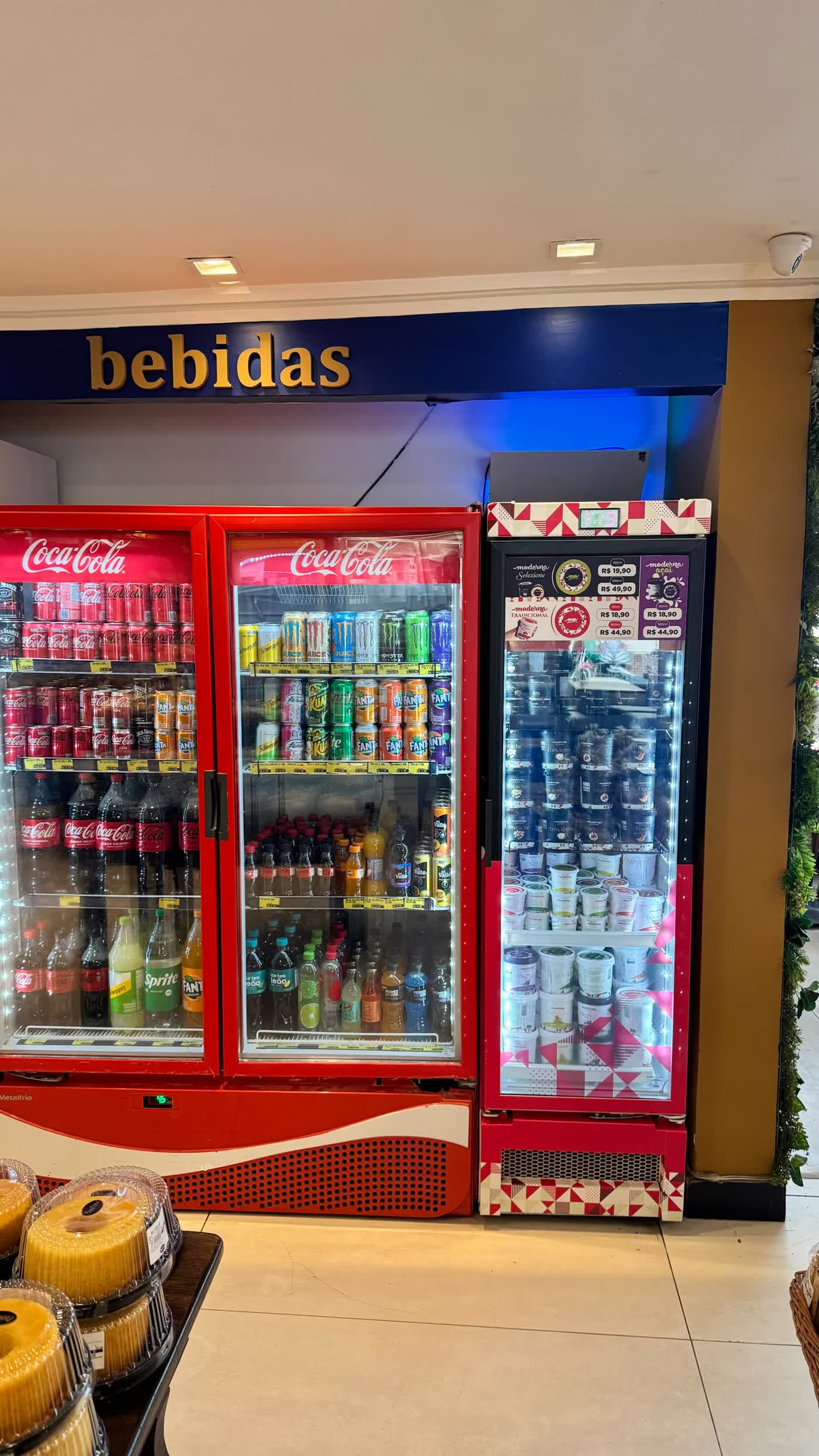 Freezer ao lado de bebidas