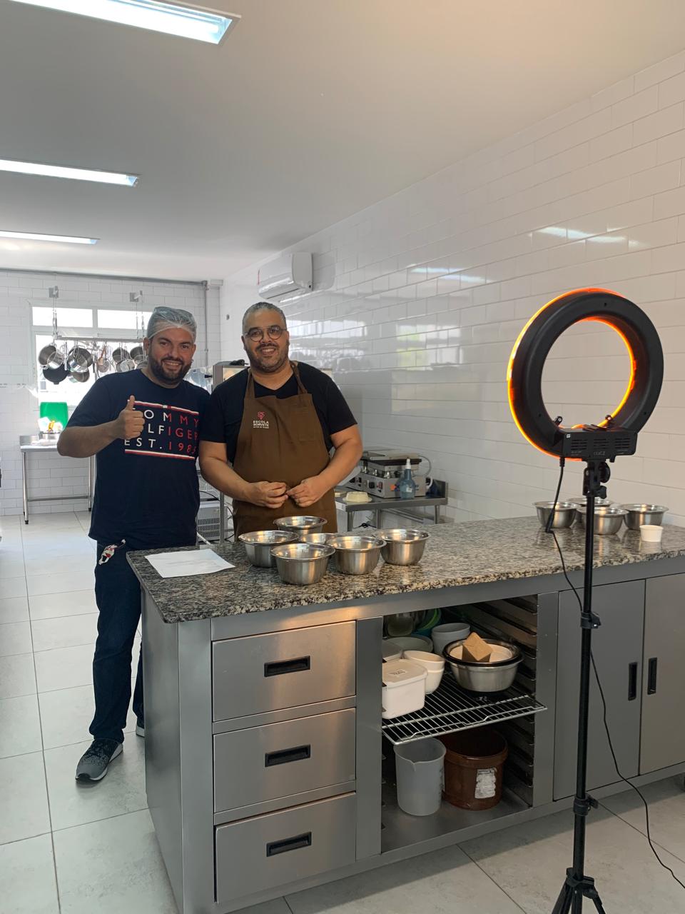 Ricardo na bancada da Escola Sorvete com o chef Francisco Santana