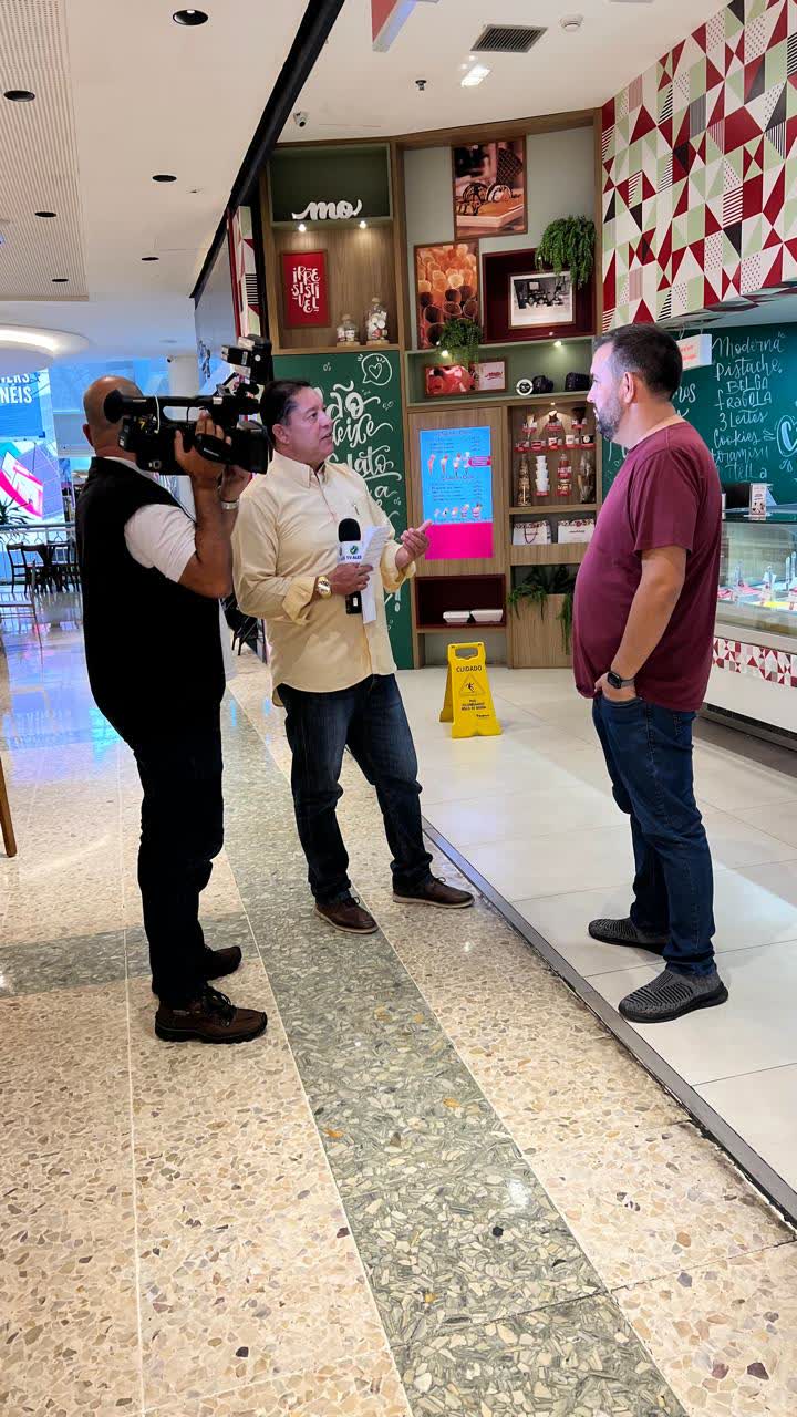Reportagem na entrada da loja