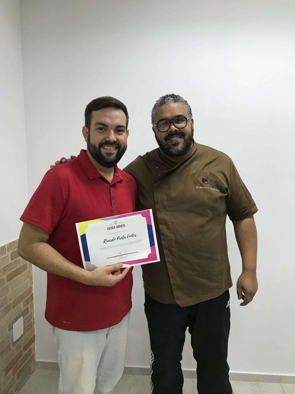 Ricardo recebe o certificado da Escola Sorvete