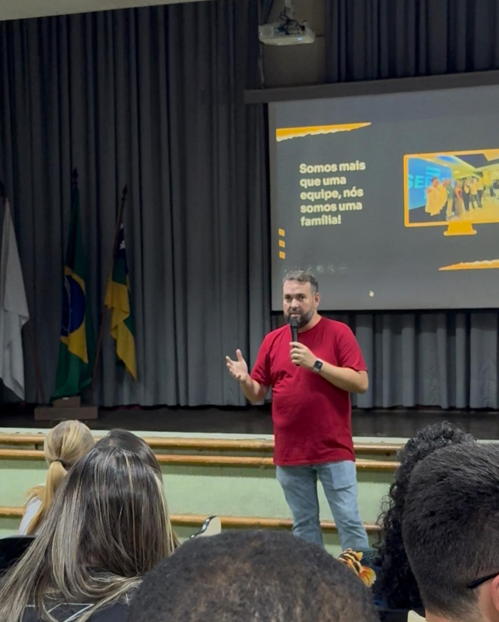 Palestrando sobre gente e cultura