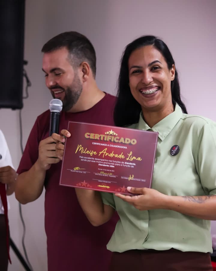 Colaboradora da Moderna recebendo certificado de promoção